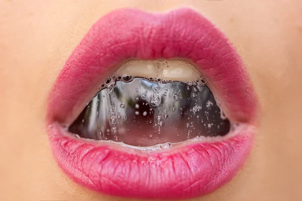 Ženská ústa s bublinou — Stock fotografie