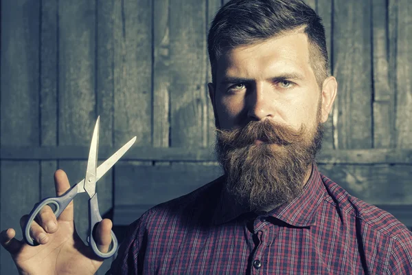 Homem sem barba com tesoura — Fotografia de Stock