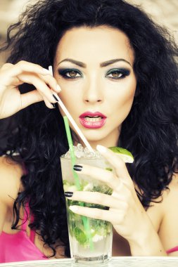 Mojito tutkulu kadınla