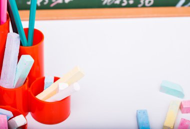 Beyaz kağıt üzerine renkli sabit