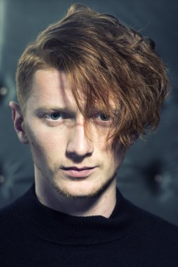 Şık kırmızı adam