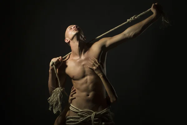 Hombre con cuerda y chica — Foto de Stock