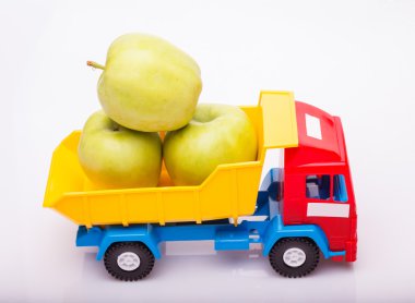 Elma kamyon üzerinde