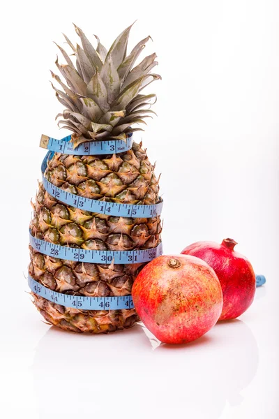 Ananas nar ve ölçüm bandı — Stok fotoğraf