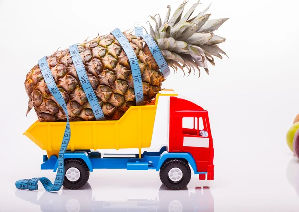 Ananas avec ruban à mesurer sur camion — Photo