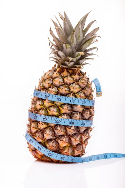 Ananas ve ölçüm bandı — Stok fotoğraf