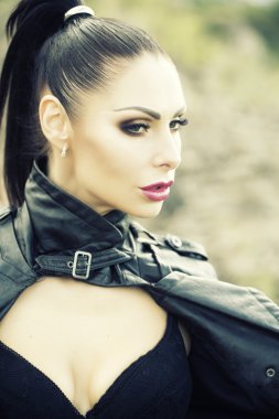 Deri ceketli kadın.