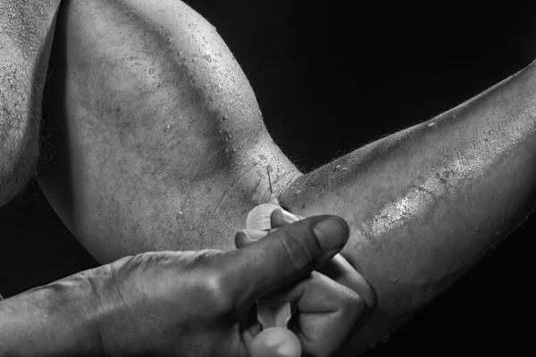 Bíceps masculino e seringa — Fotografia de Stock