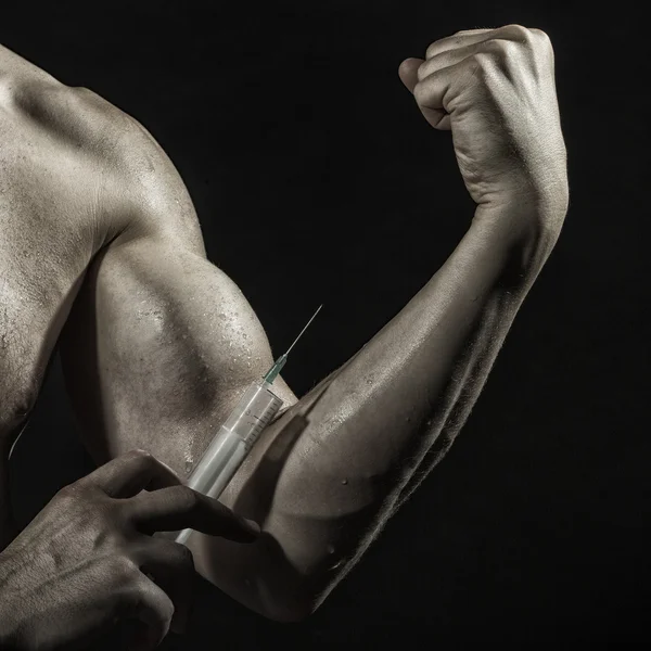 Bíceps y jeringa masculina — Foto de Stock