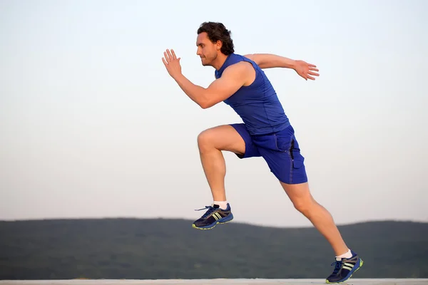 М'язистий спортсмен біжить — стокове фото