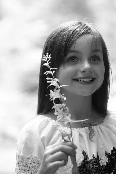 Portrait of small girl outdoor — Stockfoto