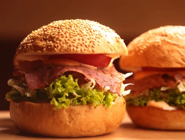 Большие гамбургеры с беконом — стоковое фото