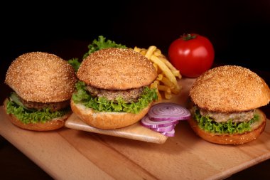 Burger pirzola ve patates kızartması ile