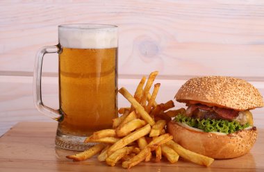 Bira hamburger ve patates kızartması