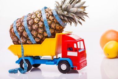 Ananas ile şerit metre ve meyve kamyon üzerinde