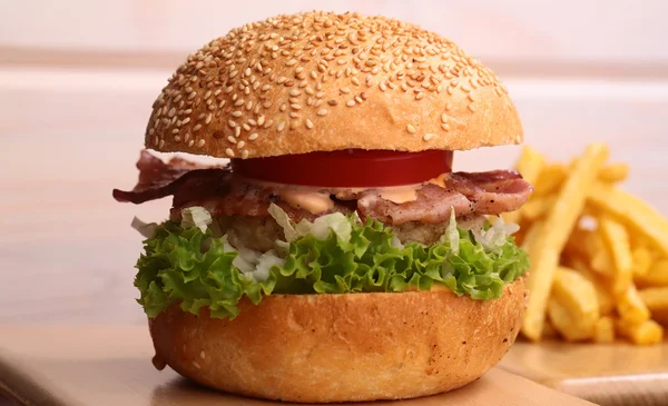 Burger con patatine — Foto Stock