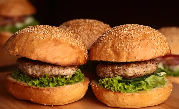 Hambúrgueres grandes com costeleta — Fotografia de Stock