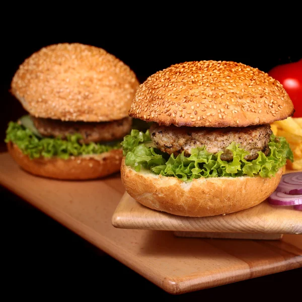 Hamburger con costoletta e patatine fritte — Foto Stock