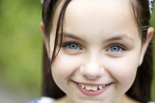 Portret van een klein meisje — Stockfoto