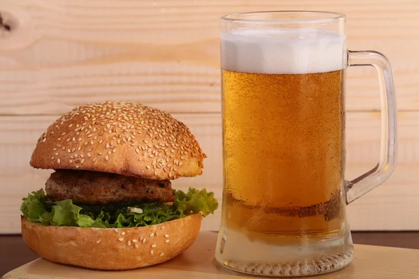 Cerveza y hamburguesa — Foto de Stock