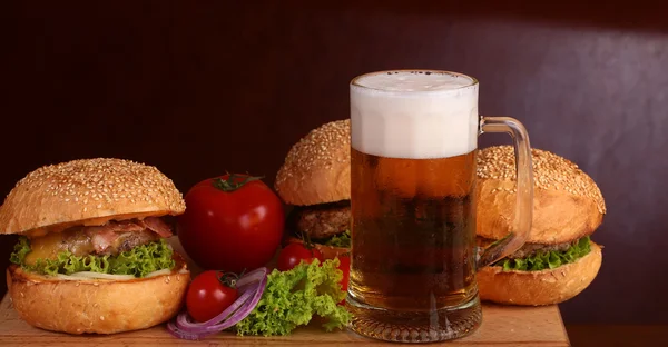 Bier en Hamburger — Stockfoto