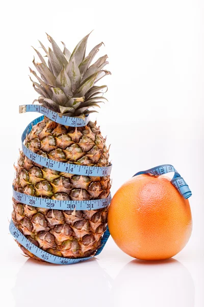 Ananas greyfurt ve ölçüm bandı — Stok fotoğraf