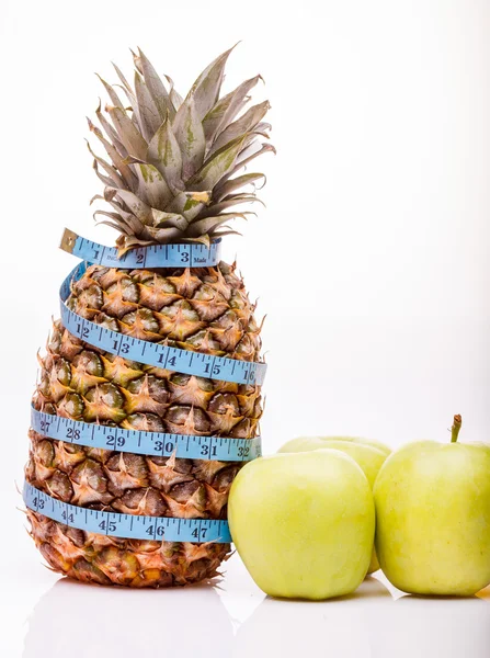 Ananas apple ve ölçüm bandı — Stok fotoğraf