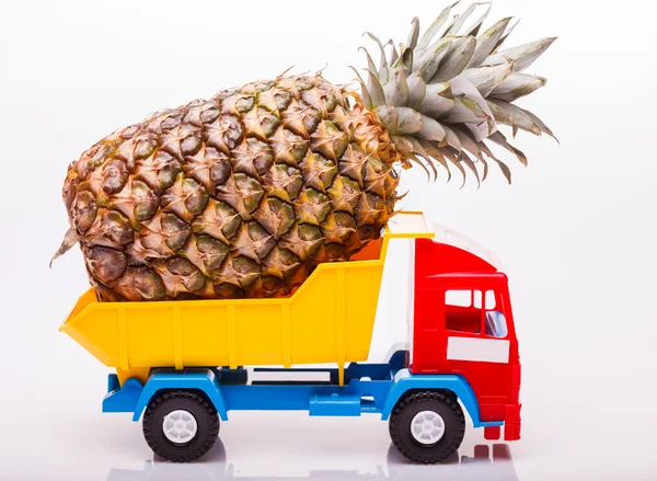 Ananas auf LKW — Stockfoto