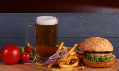 Bira hamburger ve patates kızartması