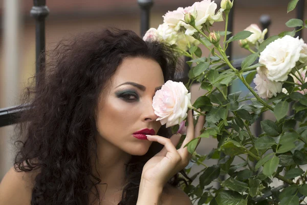 Retrato de mujer glamurosa cerca de flores —  Fotos de Stock