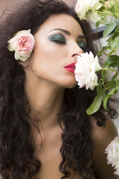 Mujer joven bonita con flor en el pelo — Foto de Stock