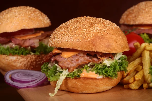 Um hambúrguer saboroso grande — Fotografia de Stock