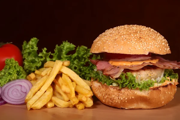 En big tasty burger — Stockfoto