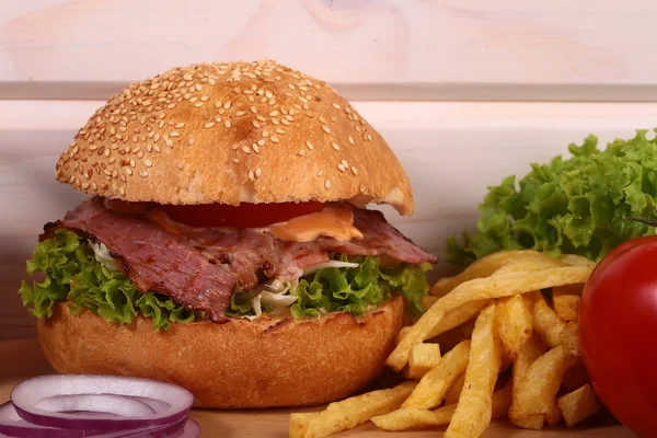 Un grand hamburger savoureux — Photo