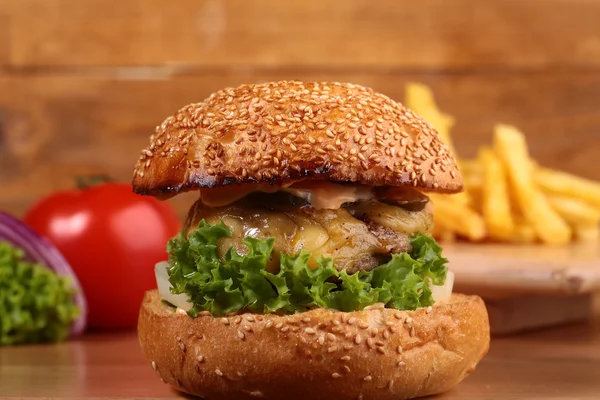 Апетитний свіжий бургер — стокове фото