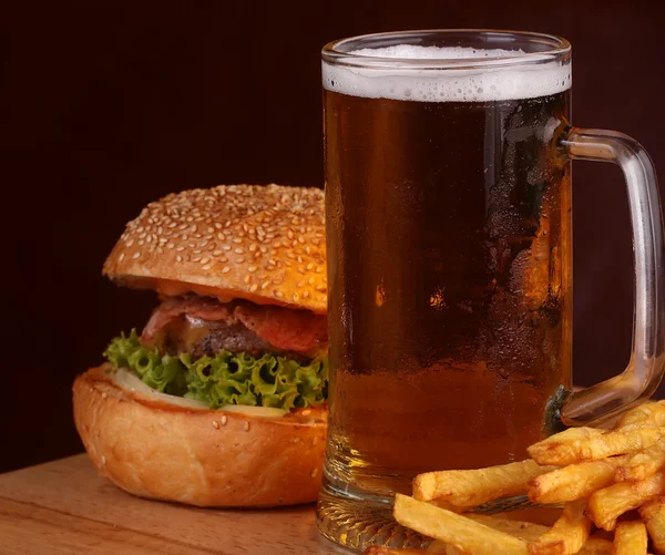 Hamburguesa de cerveza y patatas fritas — Foto de Stock