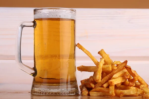 Patatas fritas y cerveza — Foto de Stock