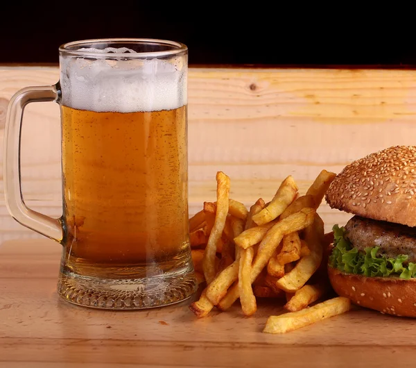 Hambúrguer cerveja e batatas fritas — Fotografia de Stock