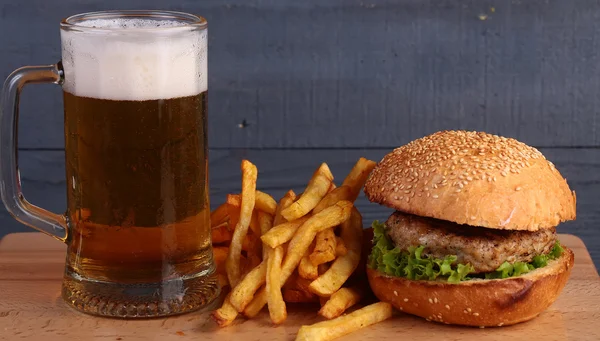 Bier hamburger en chips — Stockfoto