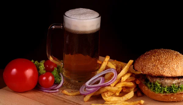 Hamburguesa de cerveza y patatas fritas — Foto de Stock