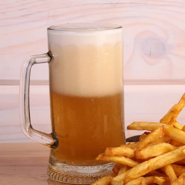 Potatis chips och öl — Stockfoto