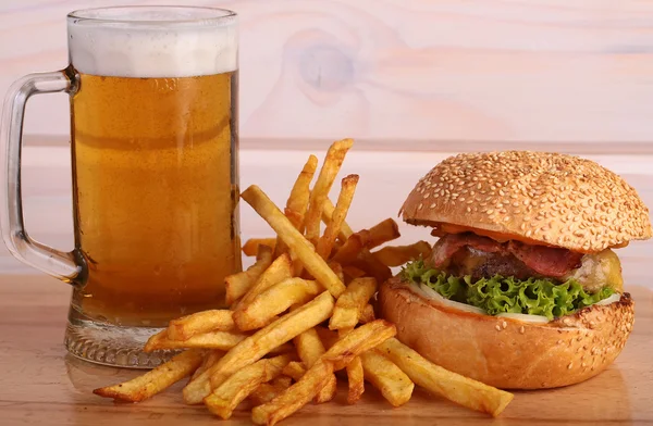 Piwo burger z frytkami — Zdjęcie stockowe