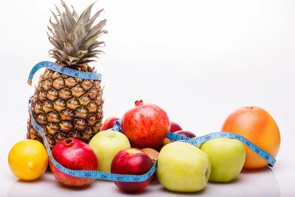 Frutas tropicais com linha de fita — Fotografia de Stock