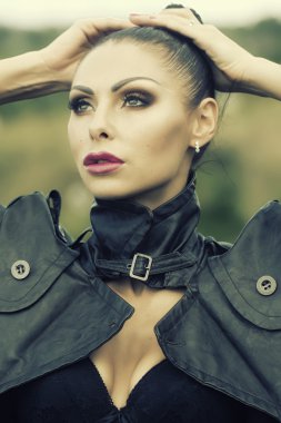 Deri bisikletçinin ceket kadında