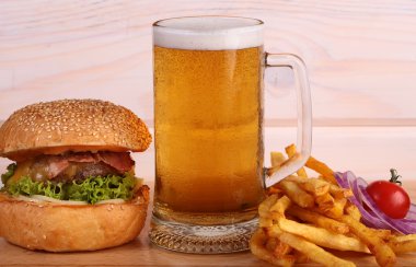 Bira hamburger ve patates kızartması