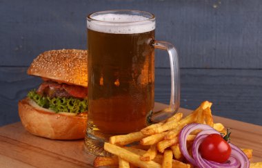 Bira hamburger ve patates kızartması