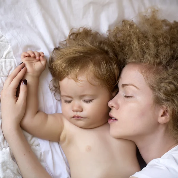 Madre abbracciare bambino — Foto Stock