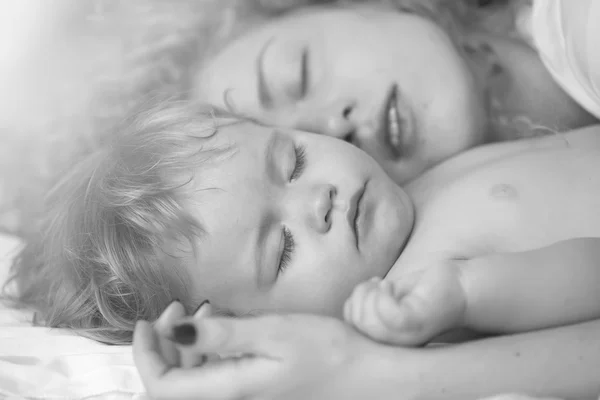 Mutter schläft mit Baby — Stockfoto
