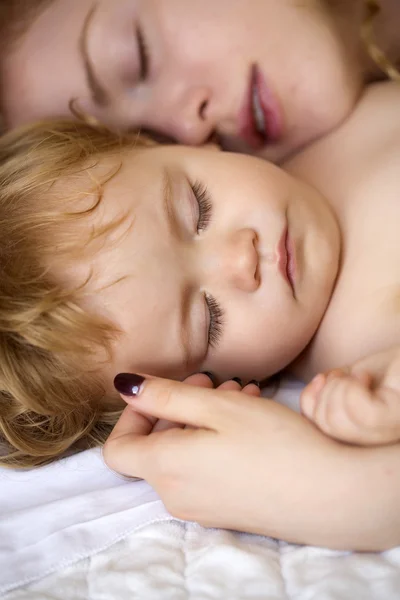 Madre dormire con bambino — Foto Stock