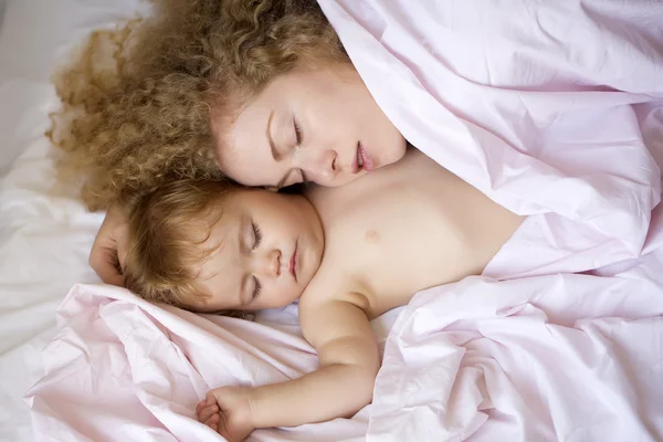 Madre dormire con bambino — Foto Stock